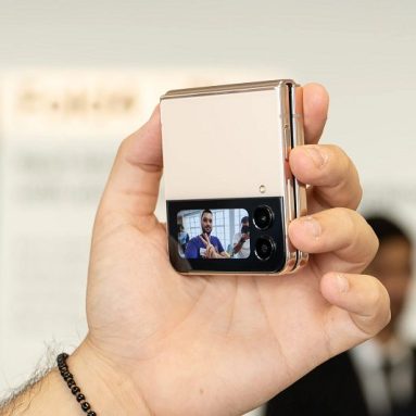 Đánh giá Samsung Galaxy Z Flip4: Nhỏ, độc đáo và mạnh mẽ
